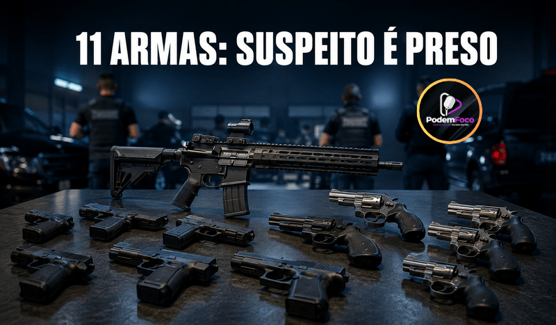 Composição editorial mostra 11 armas apreendidas sobre uma mesa, incluindo um fuzil, pistolas e revólveres, com policiais civis e viaturas desfocados ao fundo.