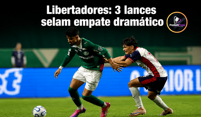 Dois jogadores, um de verde e branco e outro de azul, vermelho e branco, disputam a bola em estádio iluminado, com a manchete “Libertadores: 3 lances selam empate dramático”.
