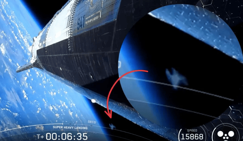 Ilustração em 3D da lateral da Starship sobre a Terra, com um brilho azul indefinido ao lado do casco.