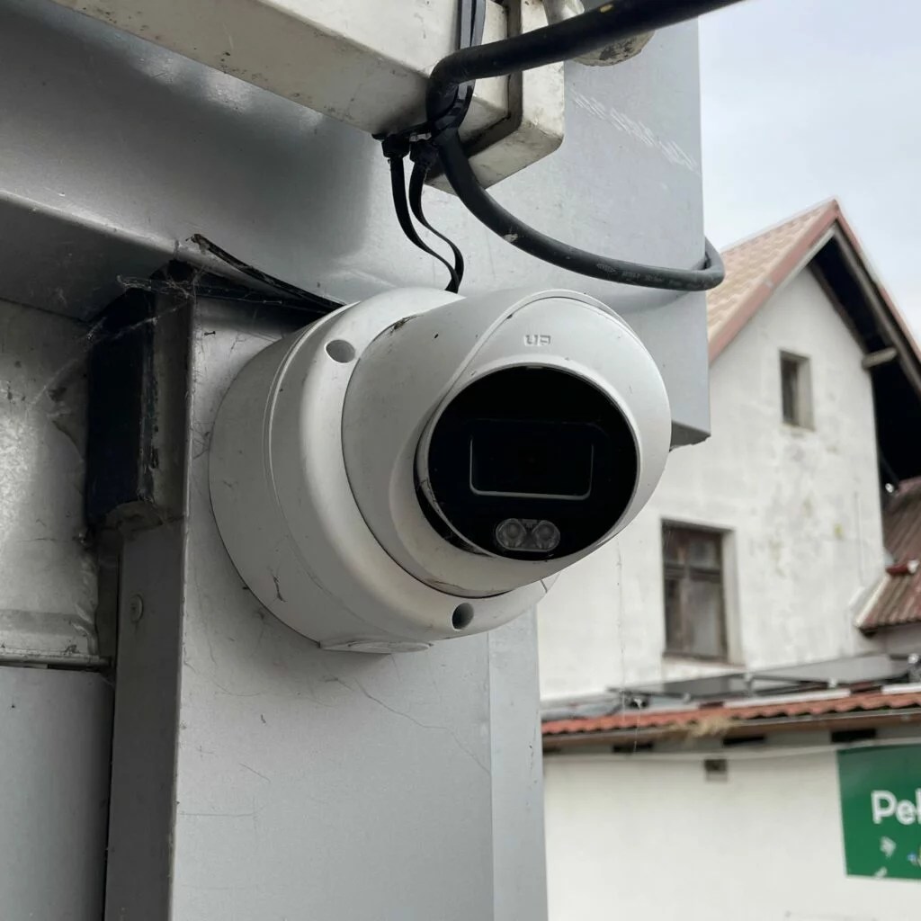 Kamera monitoringu zamontowana nad wejściem do budki gastronomicznej w Helu