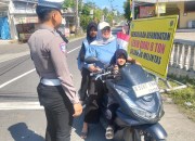 Sambut HUT ke-80 RI, Satlantas Polres Pangandaran Bagikan Bendera Merah Putih dan Himbau Warga untuk Mengibarkan di Rumah Masing-Masing