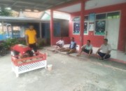 Bhabinkamtibmas Desa Cibuluh Monitoring Pemasangan Atribut Kemerdekaan, Ajak Warga Jaga Kamtibmas