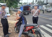 Polantas Tindak Anak Sekolah yang Tidak Menggunakan Helm Saat Berkendara