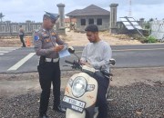 Anggota Turjawali Satlantas Polres Pangandaran Tilang Pengendara Roda Dua yang Tidak Menggunakan Helm di Kawasan Tertib Lalu Lintas