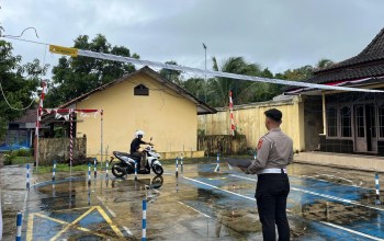 ANTUSIASME MASYARAKAT IKUTI UJI PRAKTEK PEMBUATAN SIM DI SATPAS POLRES PANGANDARAN, PETUGAS UTAMAKAN PELAYANAN PROFESIONAL