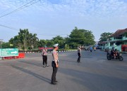 ANGGOTA POLRES PANGANDARAN LAKSANAKAN GATUR DI PERSIMPANGAN MTs NEGERI 1 PANGANDARAN