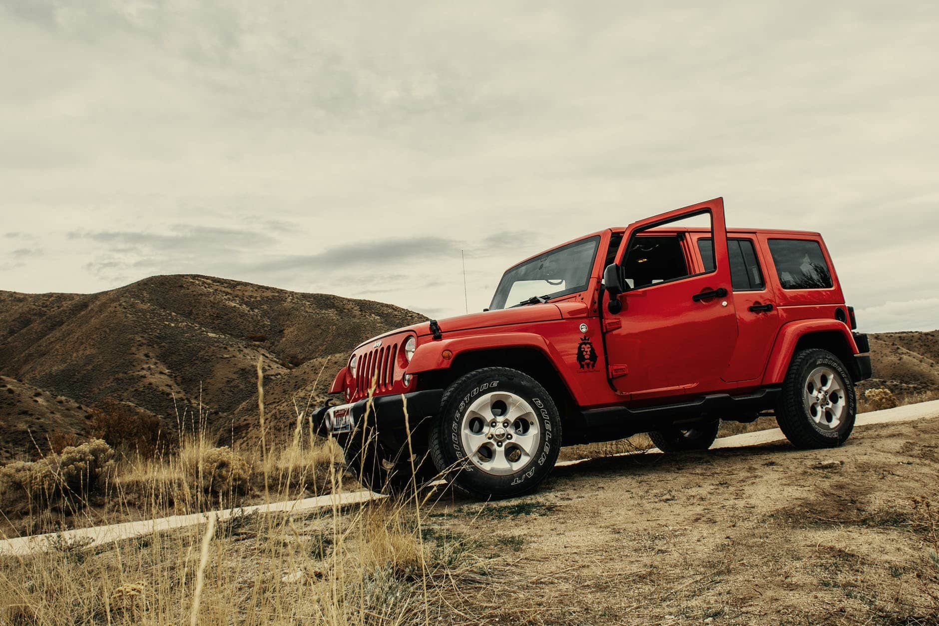 SUV 4x4 rouge sur route de terre