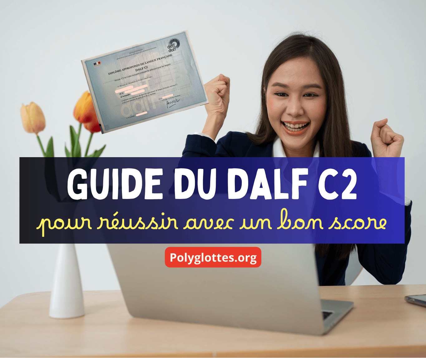 Femme souriante tenant un diplôme, avec un ordinateur portable devant elle et des fleurs dans le fond, promouvant un guide pour réussir l'examen DALF C2.