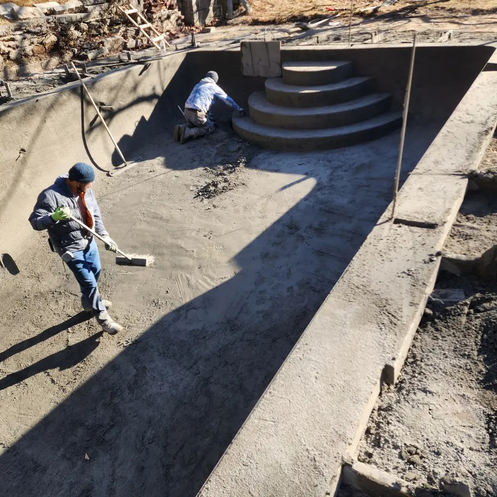 Gunite pool rebuilding in Connecticut with new concrete shell and formed entry steps under construction