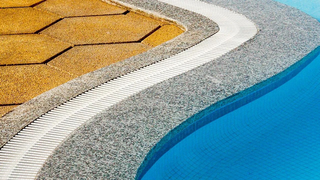 Curved gunite pool edge with exposed aggregate deck surface