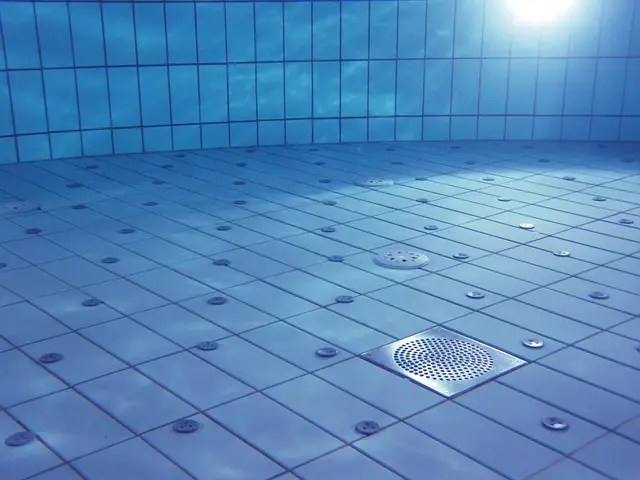 underwater pool lighting