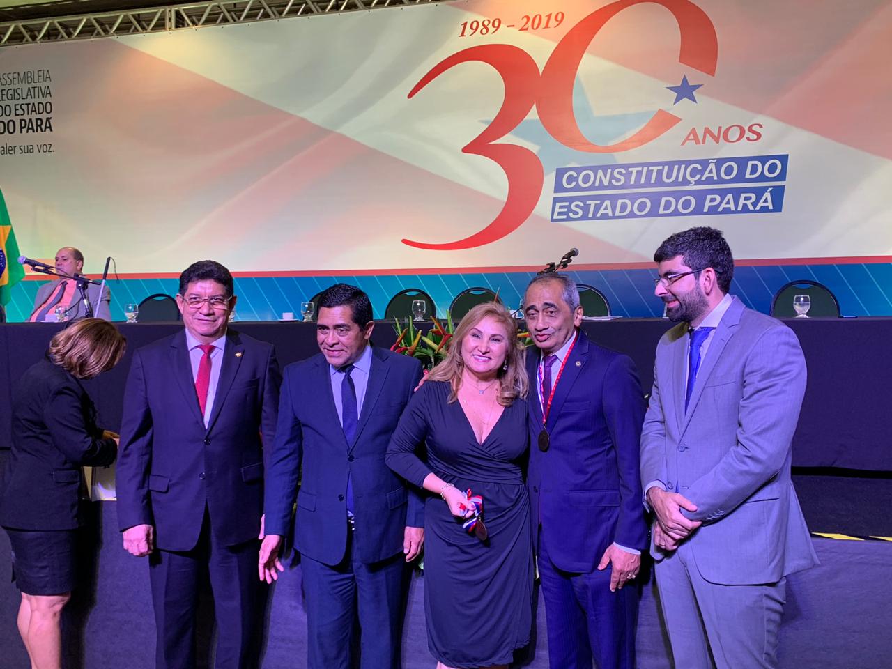 Read more about the article Defensora Marialva de Sena Santos recebe homenagem da ALEPA pelos 30 anos da Constituição Estadual