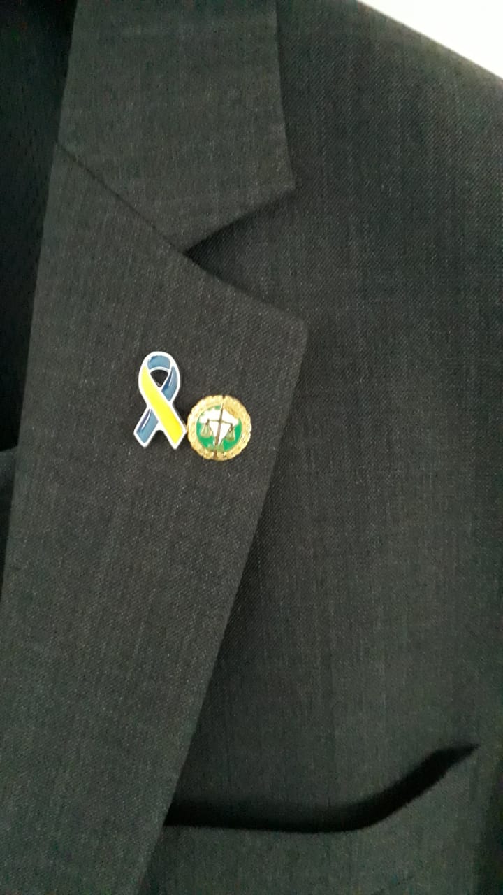 You are currently viewing ADPEP presenteia com botons o Defensor Público Alexandre Bastos, ativista da luta por direitos das pessoas com T21