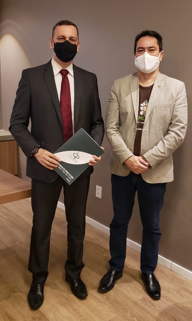 Read more about the article Presidente entrega a publicação ‘Mapa da Defensoria Pública’ aos Presidentes da AMPEP e da AMEPA e ao ex DPG Antônio Roberto Figueiredo Cardoso