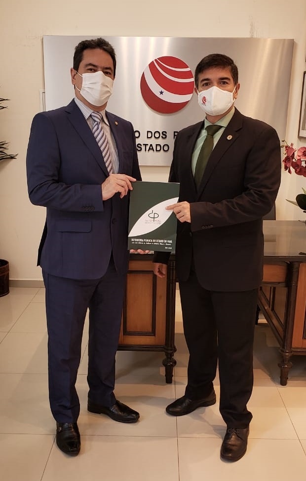 Read more about the article Presidente Marcus Vinicius Franco entrega publicação da ADPEP para os Presidentes da APEPA e do SindiFisco