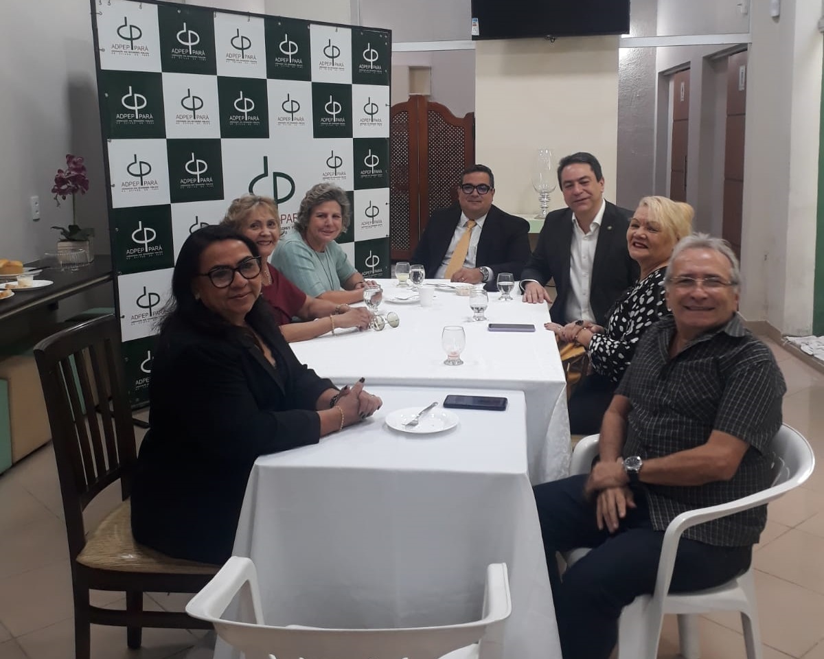 Read more about the article Presidente reúne-se com aposentados e o advogado da ADPEP, que está cuidando de questão em defesa dos interesses dos associados