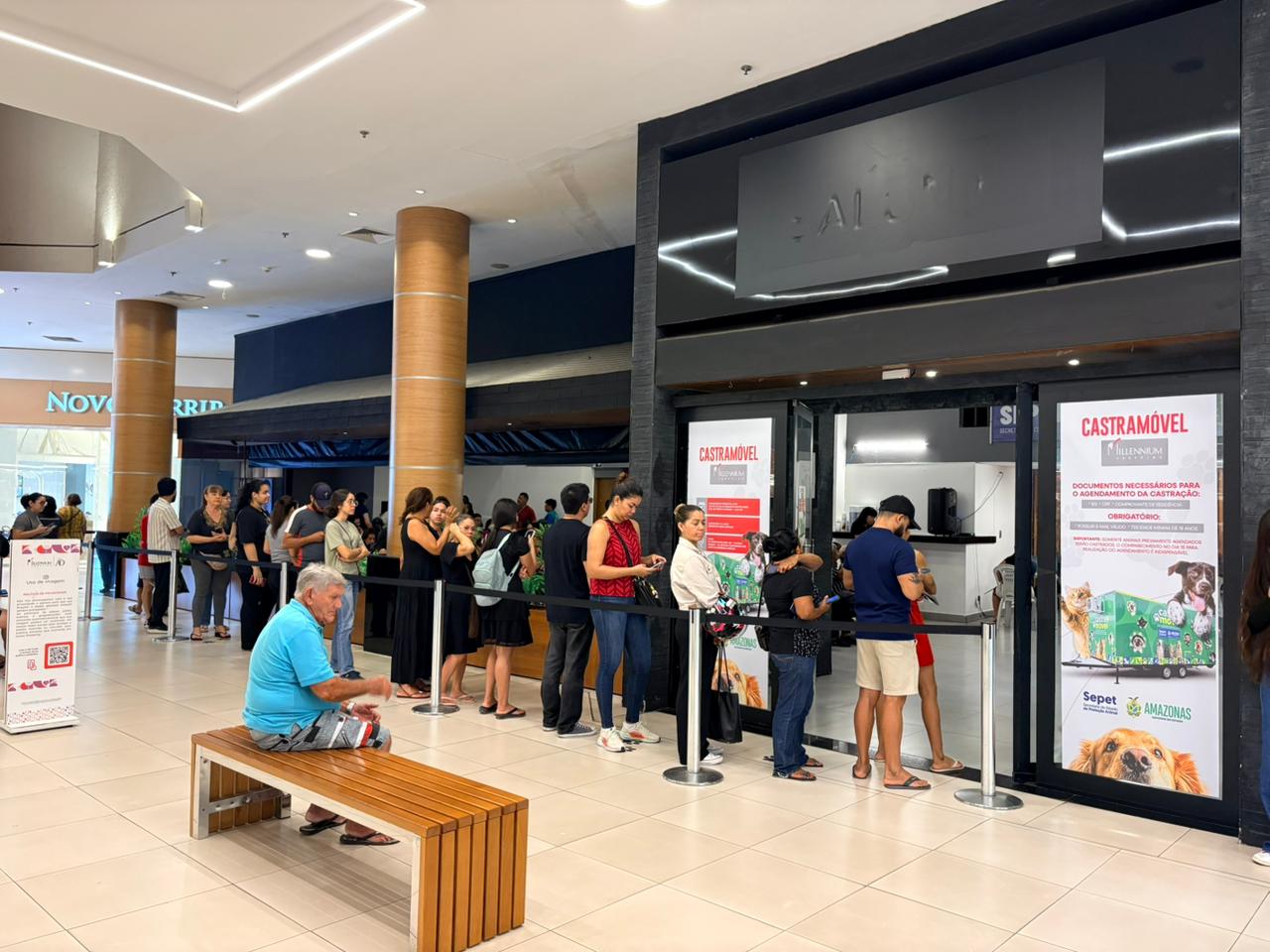 Vacinação gratuita e adoção de pets movimentam shopping de Manaus neste sábado