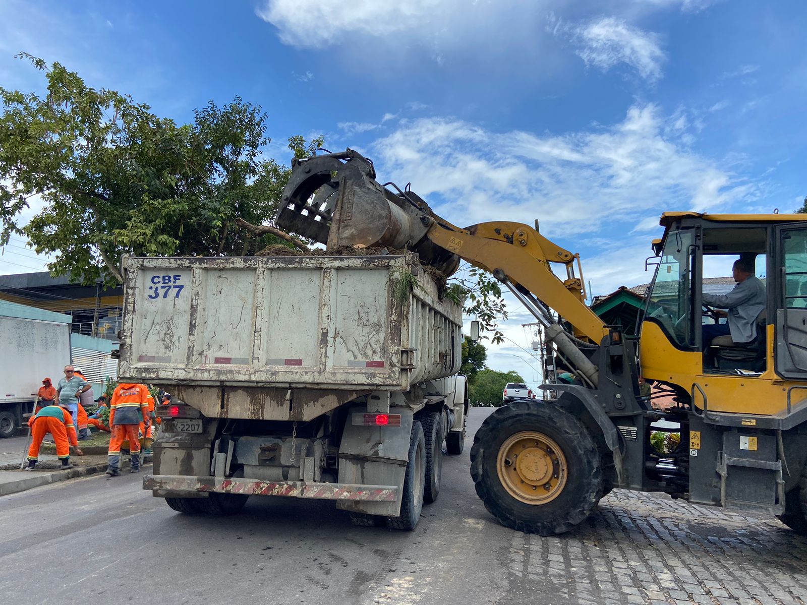 Prefeitura de Manaus realiza a&ccedil;&atilde;o de limpeza no Dom Pedro