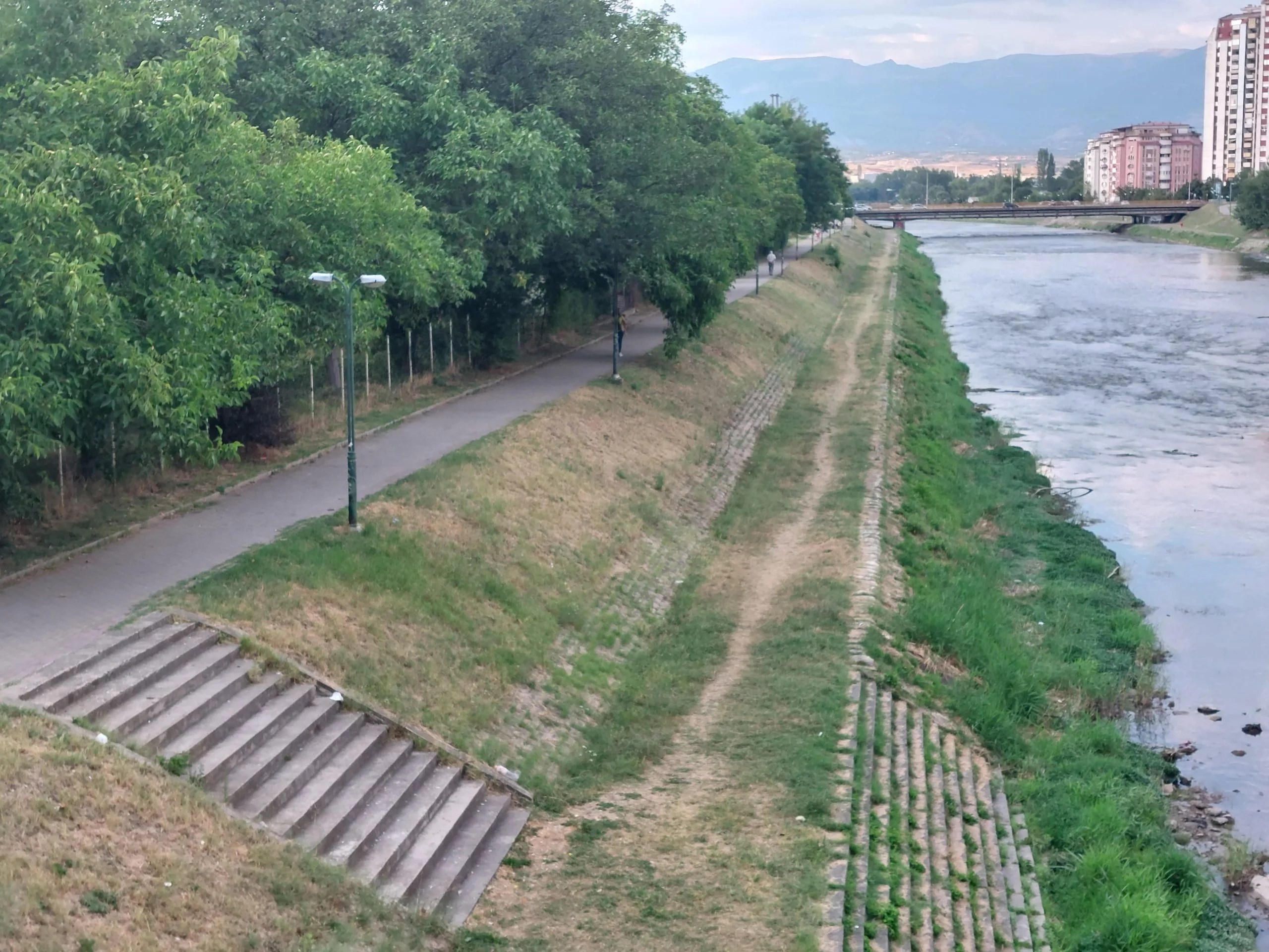 Në Vlae ka vetëm një shteg për këmbësorë përgjatë bregut të Vardarit, 14.8.2023; Foto: Meta.mk