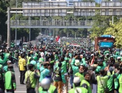 Ribuan Pengemudi Ojek Online Iringi Pemakaman Affan Kurniawan di TPU Karet Bivak 8 Ribuan Pengemudi Ojek Online Iringi Pemakaman Affan Kurniawan di TPU Karet Bivak