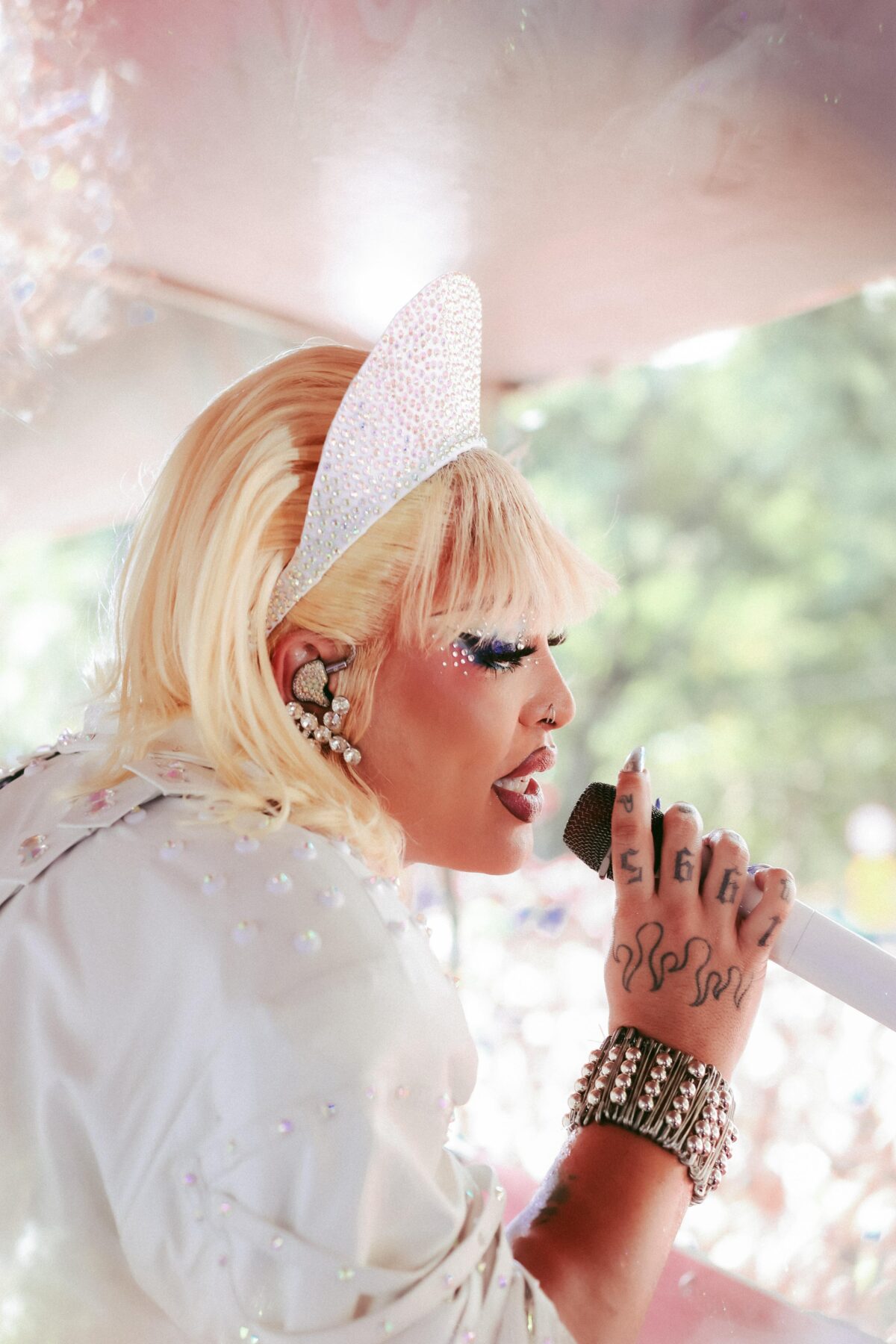 Gloria Groove se caracteriza como Xuxa e faz show no bloco Agrada Gregos, no parque Ibirapuera (zona sul de São Paulo) (Carolina Demper - 10.fev.2024/Divulgação)