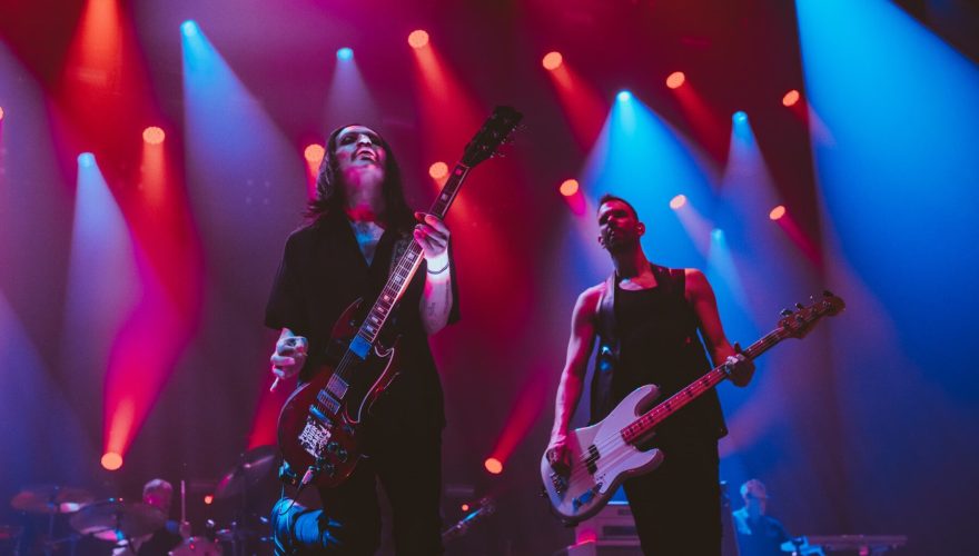 Vocalista Brian Molko (esq.) e guitarrista e baixista Stefan Olsdal em show do Placebo da turnê do álbum 'Never Let Me Go', no Espaço Unimed, em São Paulo | Rafael Strabelli - 17.mar.2024/Divulgação