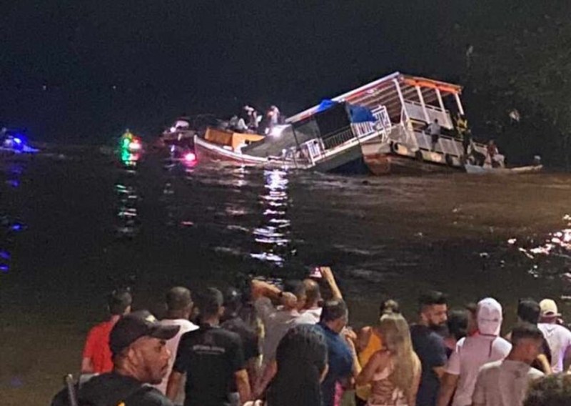 Flutuante lotado afunda com banda de forró