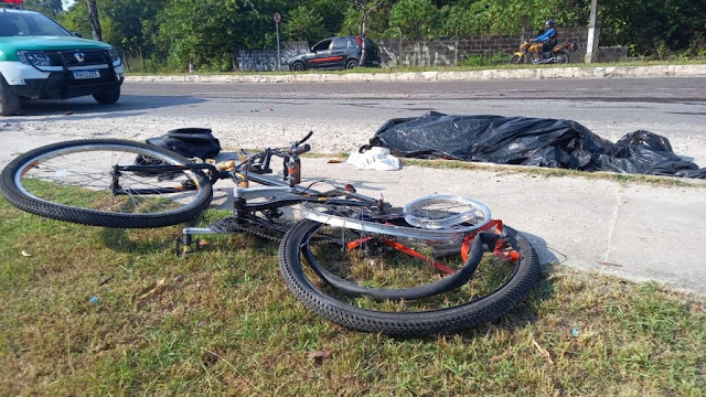 Motorista se assusta com balão de festas dentro do carro ,atropela e mata ciclista na Avenida do Futuro no Tarumã