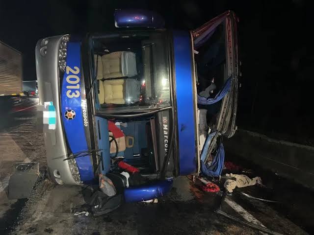Quatro pessoas morreram após um ônibus tombar, na madrugada desta sexta-feira (17), na Rodovia Régis Bittencourt em Cajati, no interior de São Paulo