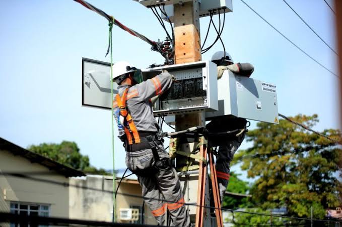 Justiça proíbe instalação de medidores aéreos de energia no AM pela 4ª vez