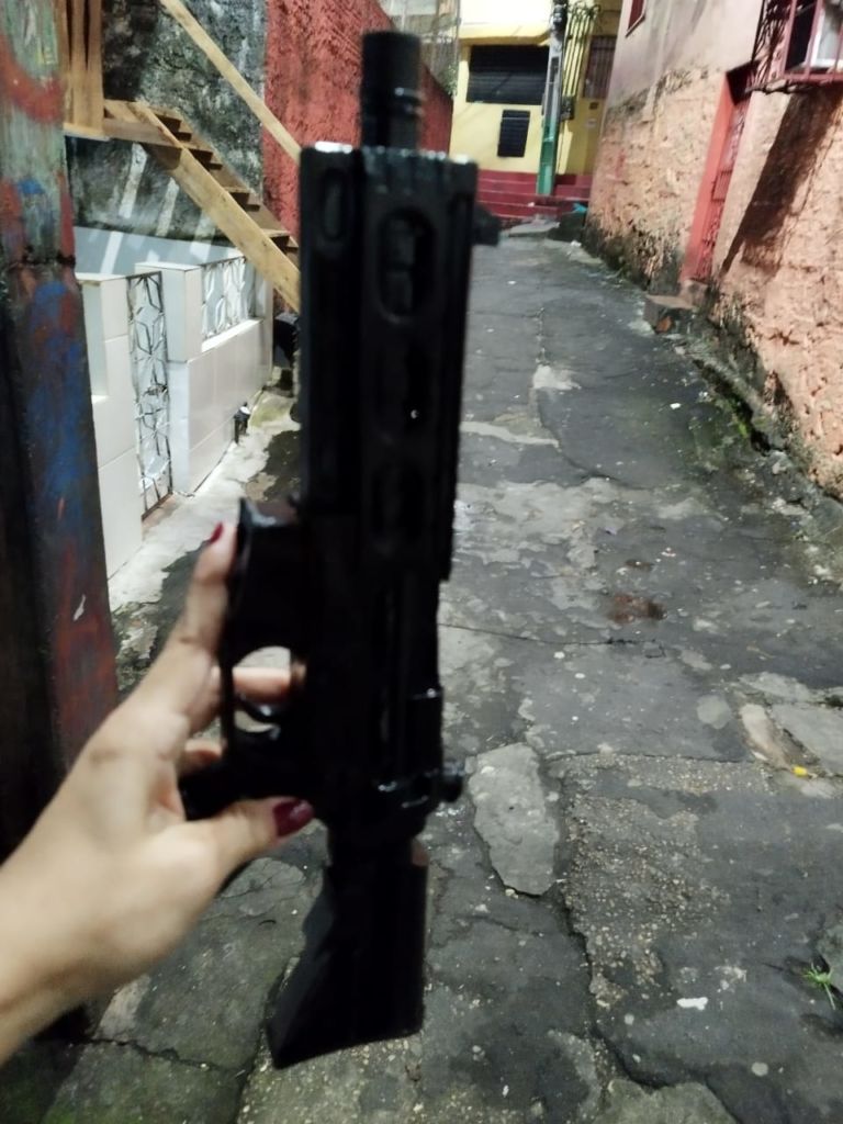Homem é preso com semi metralhadora falsa na Zona Sul de Manaus