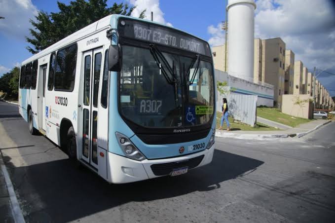 Bandidos tocam o terror na linha 307 e  atiram dentro do ônibus assustando os passageiros