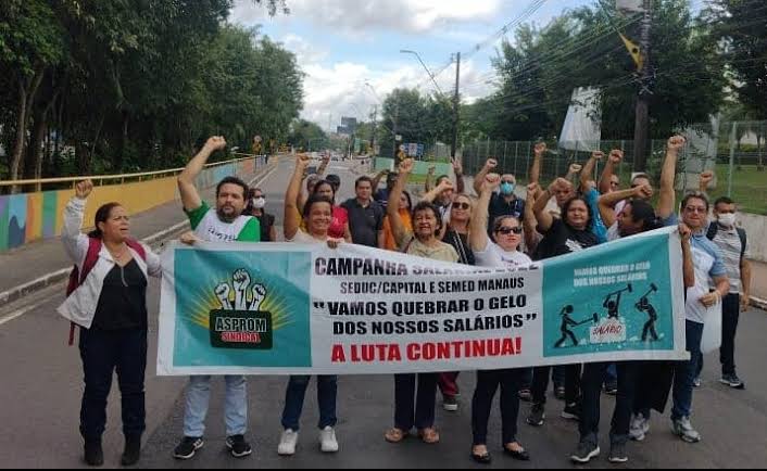 Pais e mães de alunos da rede estadual de ensino fazem manifestação em apoio à greve da educação no Amazonas