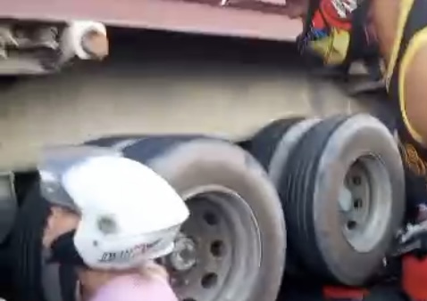 MOTOTAXISTA E PASSAGEIRO TÊM PARTES DO CORPO ESMAGAD0S POR CARRETA NO COROADO; CENAS CHOCANTES