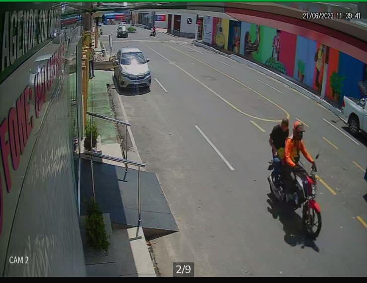 Preso casal que furtou malote com R$ 170 mil de agência bancária no AM Crime ocorreu na quarta-feira (21) e imagens de câmera de segurança flagraram a ação