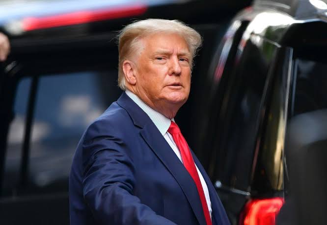 Donald Trump se entrega à Justiça em Miami e declara inocência