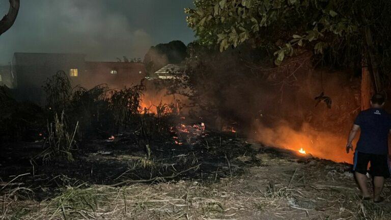 Foguetório de traficantes comemorando morte de desafeto acaba causando incêndio no Aleixo