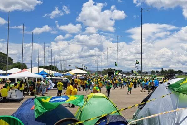 Relatório da Abin aponta participação de reservistas em grupo extremista acampado junto ao QG do Exército