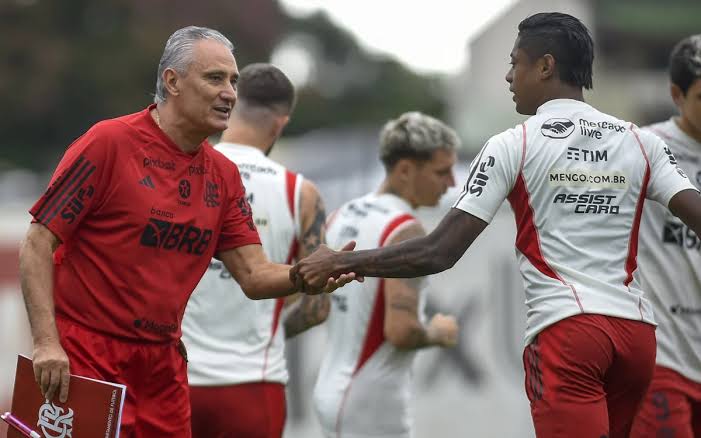 Flamengo e Bragantino se enfrentam em confronto direto pelo título do Brasileiro