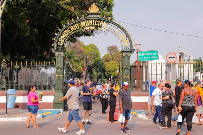 Cemitérios públicos de Manaus recebem visitantes no Dia de Finados