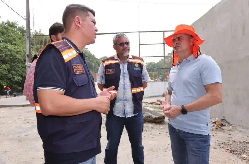 Prefeito David Almeida fiscaliza andamento de obras em espaços esportivos