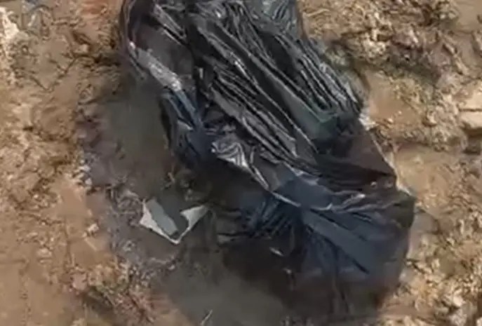 Video: Enrolada em saco plástico, cabeça é encontrada