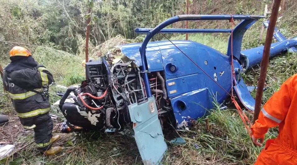 Helicóptero cai na Grande SP e duas pessoas morrem; uma adolescente e o piloto são resgatados com vida