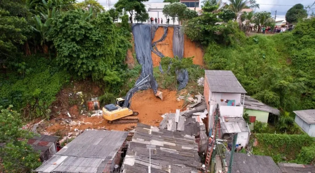 Corpos de pai e filha são encontrados abraçados e soterrados em Manaus