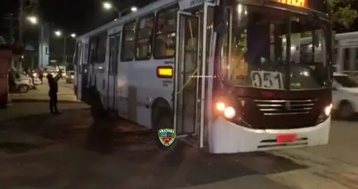 Armados com facas, criminosos assaltam ônibus da linha 051