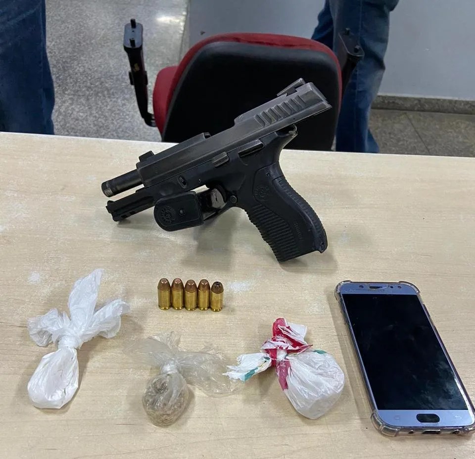 Em Manaus, casal é preso com drogas e arma de uso restrito
