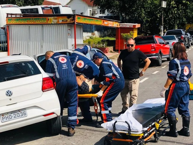 Em Manaus, homem fica preso às ferragens após carro ser atingido por caminhão