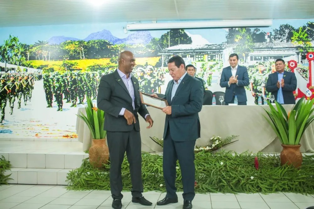 Vice-presidente general Mourão recebe título de cidadão de São Gabriel da Cachoeira