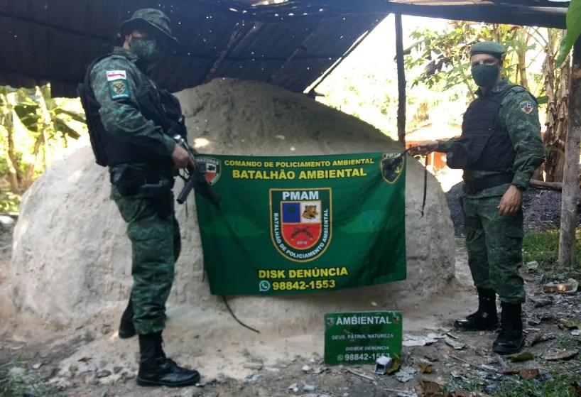 Polícia encontra fornos clandestinos de carvão  e aprende arma de fogo e motosserra