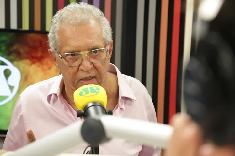 Carlos Alberto de Nóbrega se emociona por saudade dos filhos: ‘Não os abraço desde março’